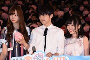 左から梅澤美波、梶裕貴、久野美咲。