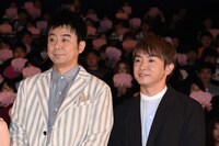 左から有野晋哉、濱口優。