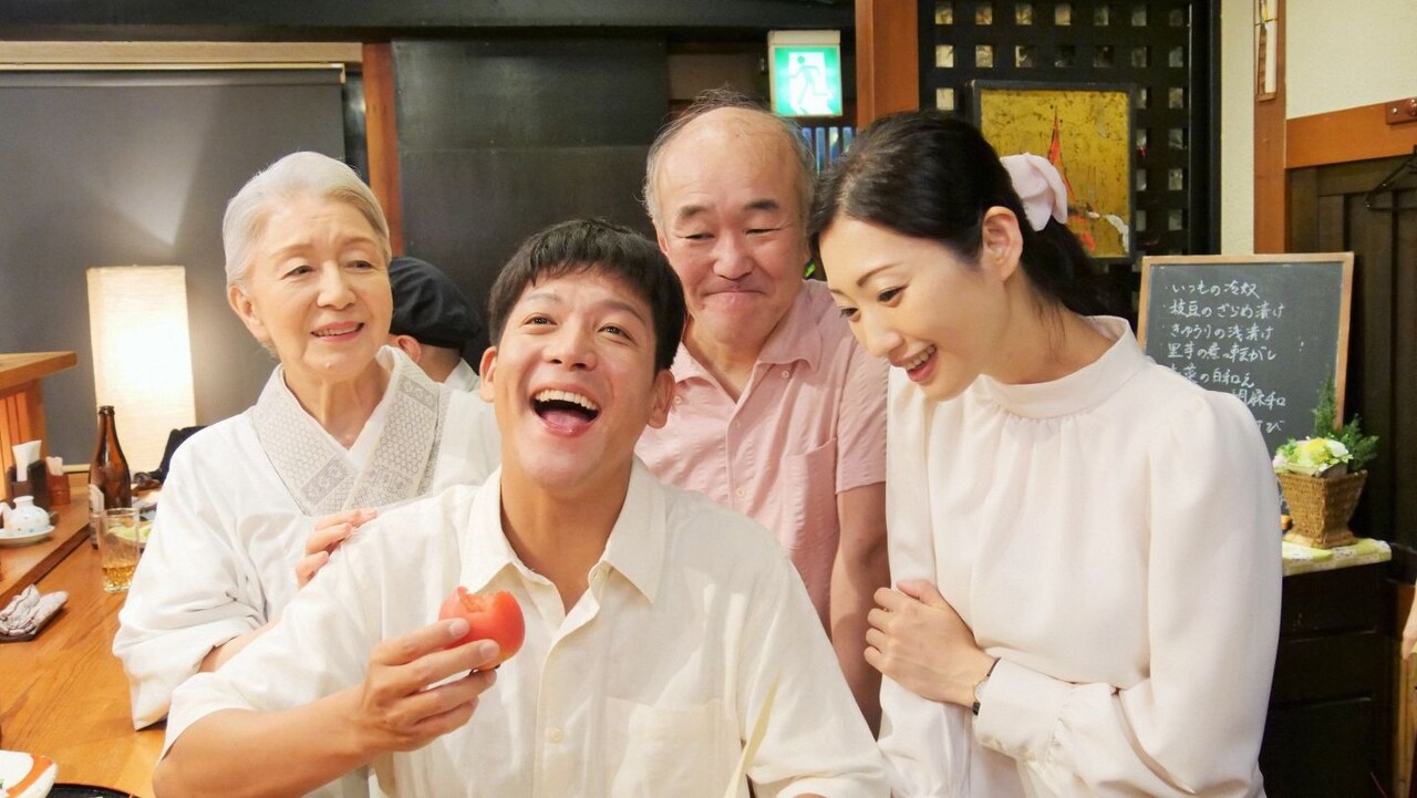 ドラマ「戦争めし」より。左から草笛光子演じる小料理屋女将、駿河太郎演じる山田翔平、温水洋一演じる岩本、壇蜜演じる井澤奈緒。