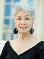 小料理屋の女将役の草笛光子。