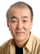 小料理屋役の温水洋一。