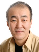 小料理屋役の温水洋一。