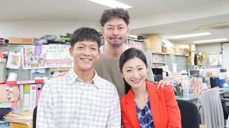 左から駿河太郎、原作者の魚乃目三太、壇蜜。
