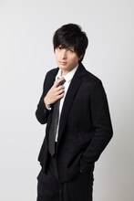 城田優扮する加賀屋朔。