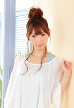 森須クロエ役の井上麻里奈。