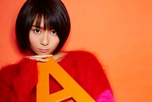 エンディング主題歌を歌う和島あみ。