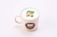 よつばの笑顔があしらわてた「カフェラテ」。追加料金を払うことで物販商品の「マグカップ」付きにできる。