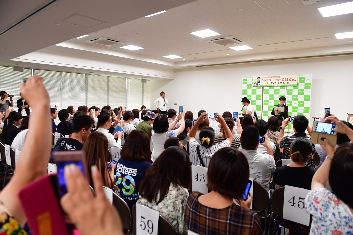 出版記念イベントの様子。