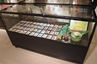 グッズを展示するガラスケース。