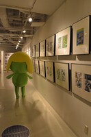 ペタペタと、第1話を見て歩くケロロ。