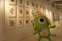 カバーイラストのコーナーを散策するケロロ。