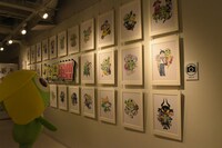 カバーイラストの数々を眺めるケロロ。20年の歩みを思い出しているのだろうか。