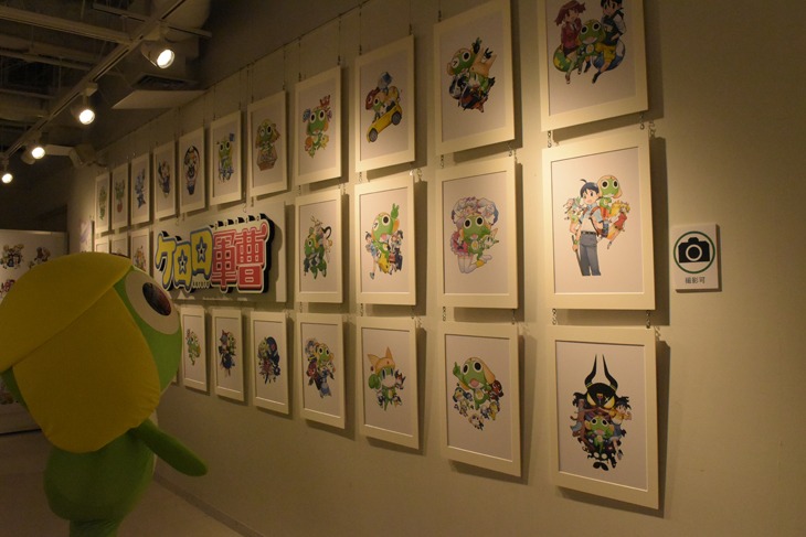 カバーイラストの数々を眺めるケロロ。20年の歩みを思い出しているのだろうか。