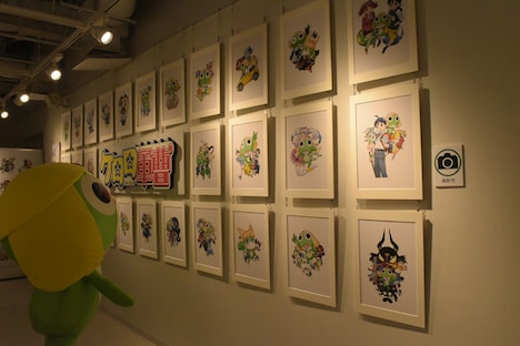 カバーイラストの数々を眺めるケロロ。20年の歩みを思い出しているのだろうか。