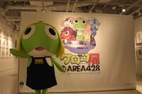 衣装チェンジし、タワーレコードの店員として働くケロロ。みなさんのご来場をお待ちしているであります！