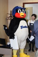 「お手羽渡し会」前の控室でニコ生に出演するつば九郎。