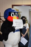 「お手羽渡し会」前にニコ生に出演するつば九郎。