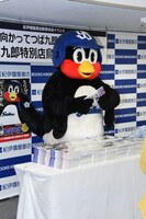 「お手羽渡し会」の準備をするつば九郎。