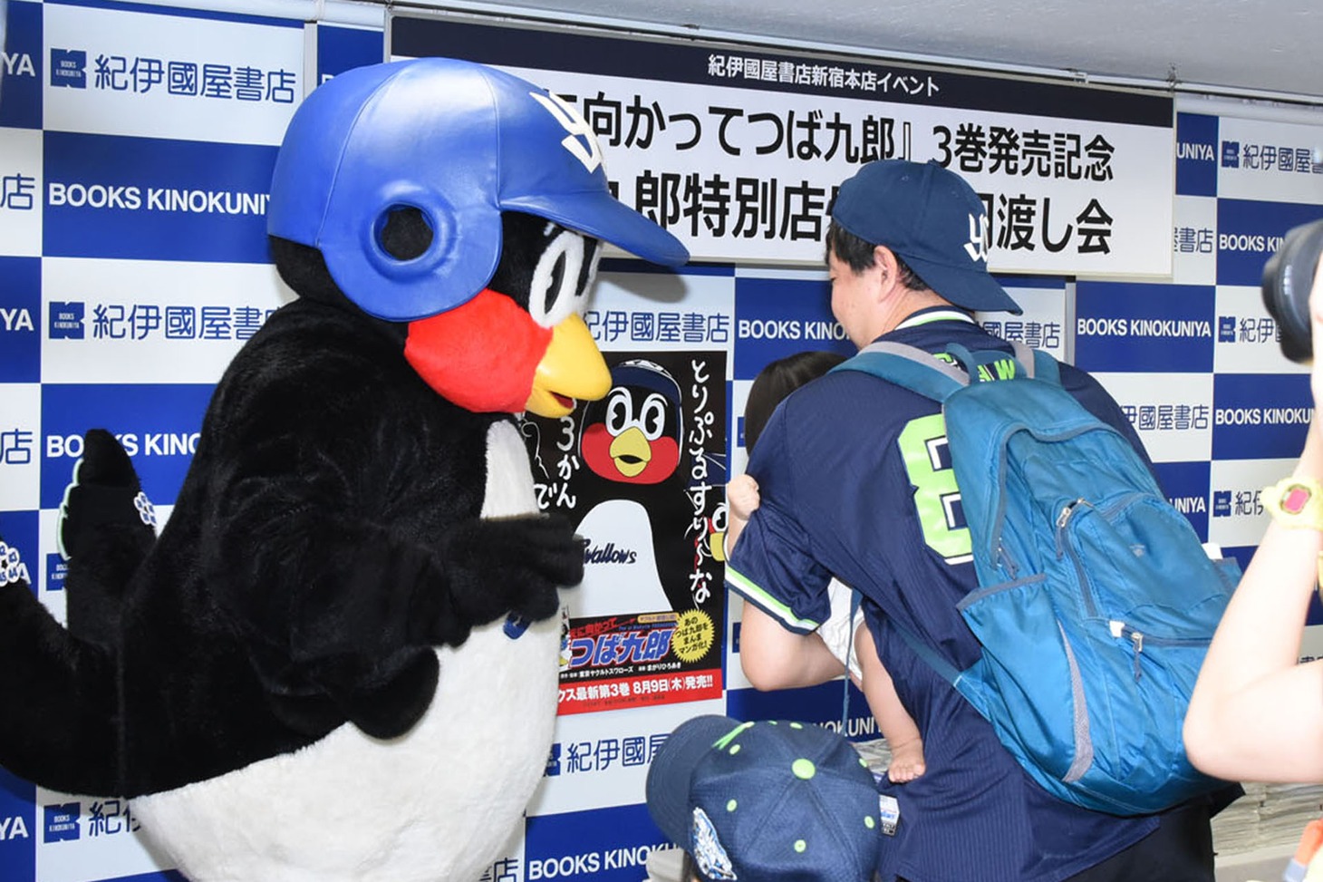 「お手羽渡し会」で赤ちゃんの頭を撫でようとするも泣かれてしまうつば九郎。