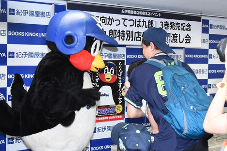 「お手羽渡し会」で赤ちゃんの頭を撫でようとするも泣かれてしまうつば九郎。