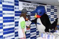 いろんなところにサインをするつば九郎。