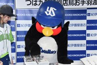 いろんなところにサインをするつば九郎。