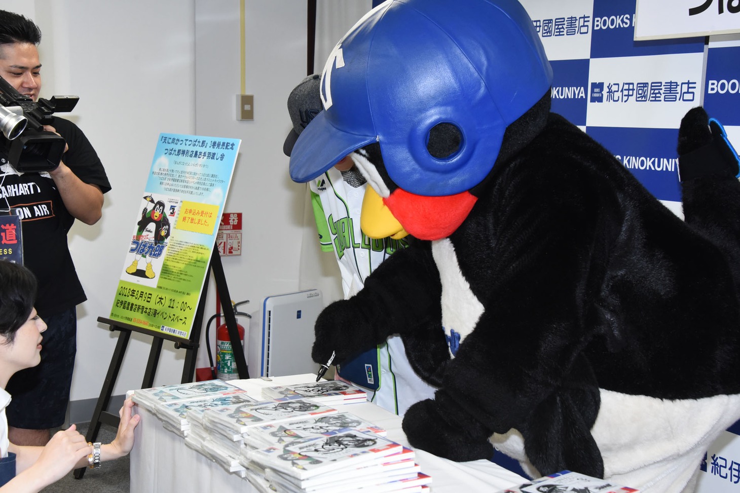 いろんなところにサインをするつば九郎。