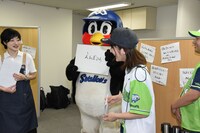 金城からのインタビューを受けるつば九郎。