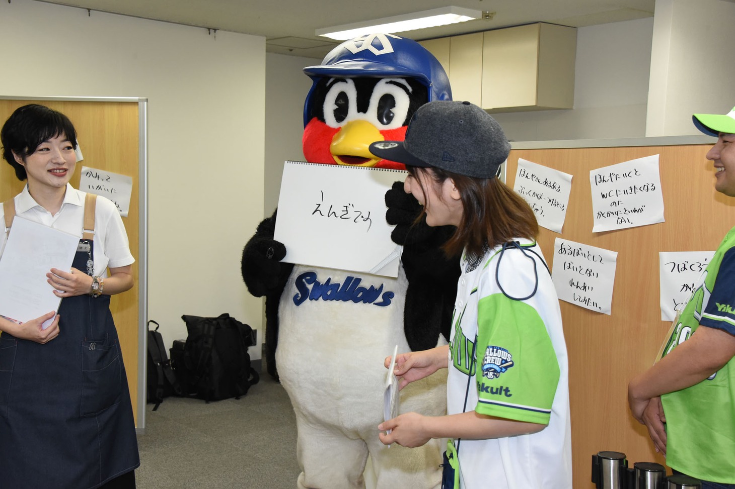 金城からのインタビューを受けるつば九郎。