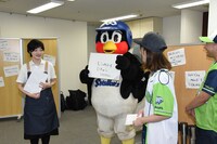 金城からのインタビューを受けるつば九郎。