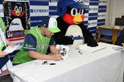 単行本にサインを入れるまがりひろあきとつば九郎。