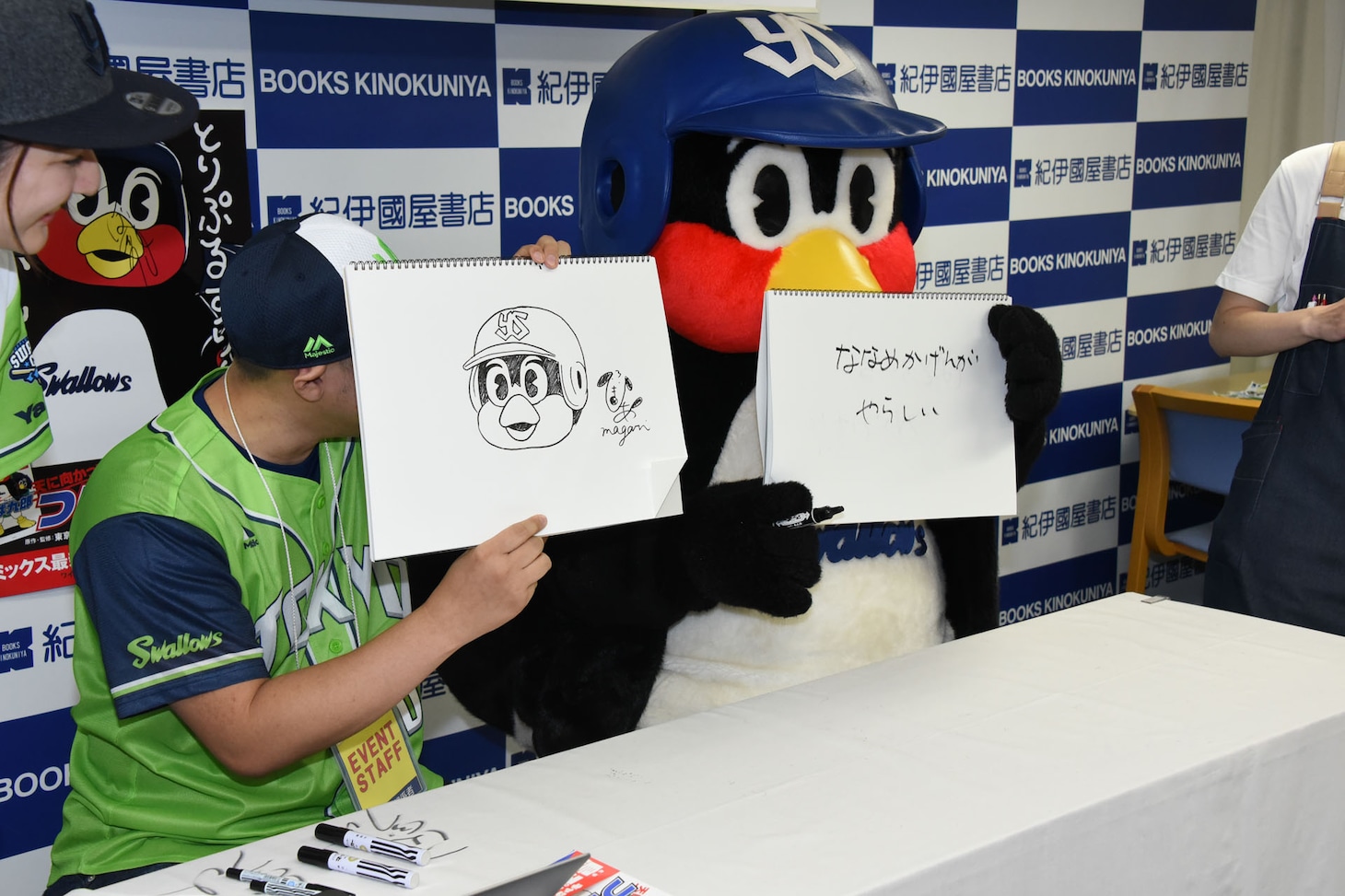 つば九郎のイラストを描くまがりひろあき。