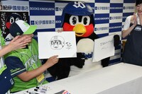 つば九郎のイラストを描くまがりひろあき。