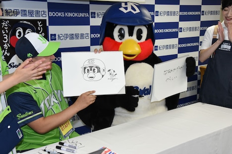 つば九郎のイラストを描くまがりひろあき。