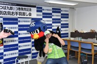 つば九郎とまがりひろあき。