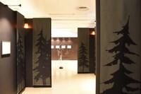 「進撃の巨人 THE ANIMATION GALLERY」の様子。