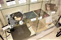 「進撃の巨人 THE ANIMATION GALLERY」グッズコーナーの様子。