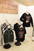 「進撃の巨人 THE ANIMATION GALLERY」グッズコーナーの様子。