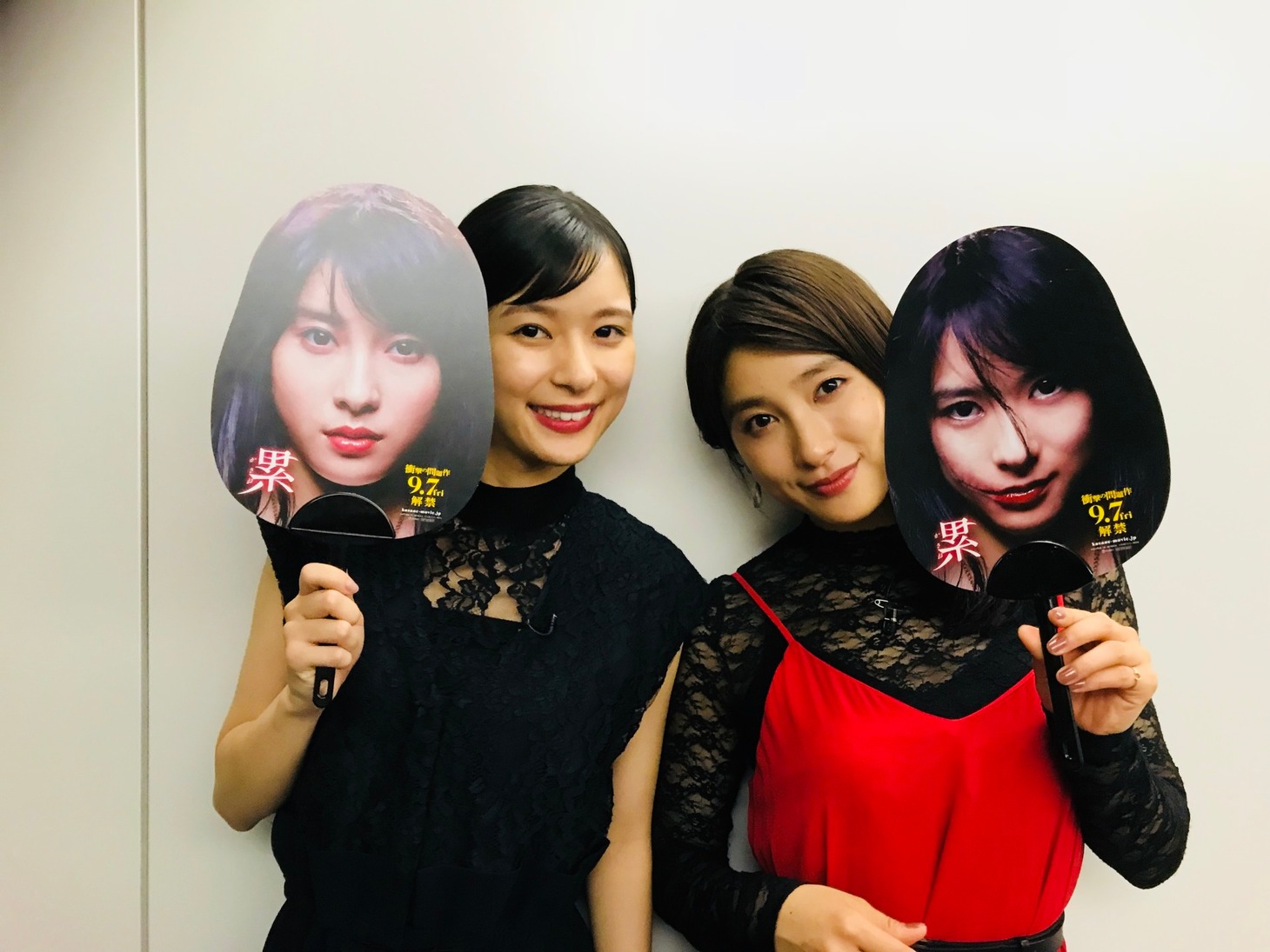 左から芳根京子、土屋太鳳。