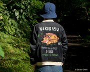 「別珍スカジャン 疾風ネコバス」の着用イメージ。