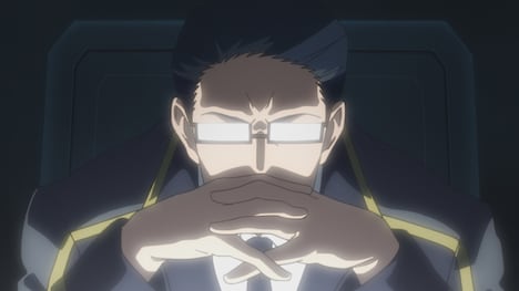 「エヴァンゲリオン」ファンにはお馴染みのあのポーズをとる、新幹線超進化研究所・東日本司令室の指令長・出水シンペイ。(c)プロジェクト シンカリオン・JR-HECWK/超進化研究所・TBS (c)カラー