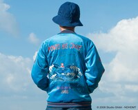 「別珍スカジャン ポニョきた！」の着用イメージ。