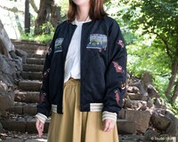 「別珍スカジャン 疾風ネコバス」の着用イメージ。