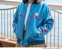 「別珍スカジャン ポニョきた！」の着用イメージ。