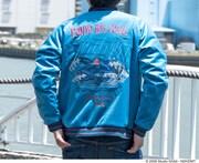 「別珍スカジャン ポニョきた！」の着用イメージ。