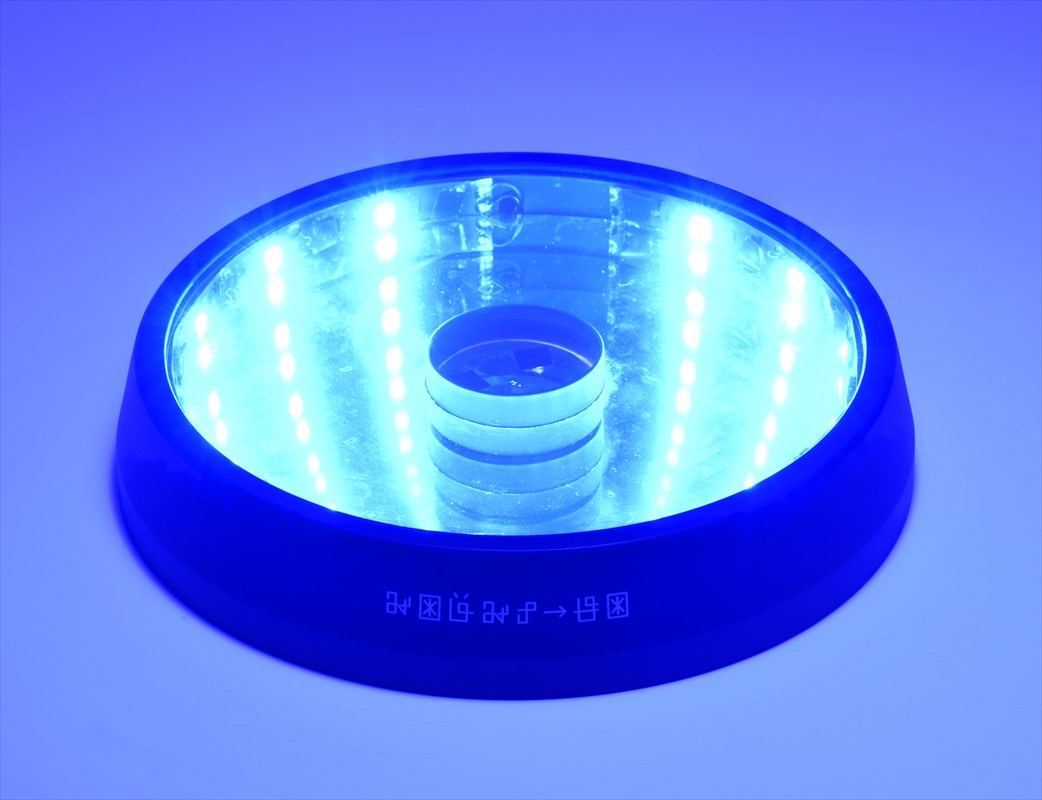 光る台座のイメージ。