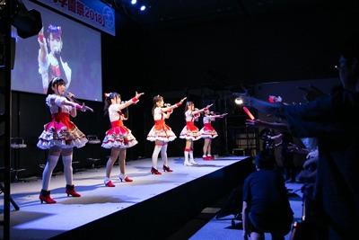 「ラピスリライツ」ステージでのLiGHTsのライブの様子。
