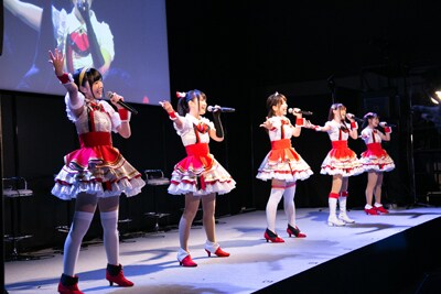 「ラピスリライツ」ステージでのLiGHTsのライブの様子。