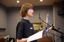 アフレコに挑戦する生駒里奈。