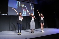 「ワイズマンのテーマ」を歌唱する鬼頭明里、真野あゆみ、原田彩楓。